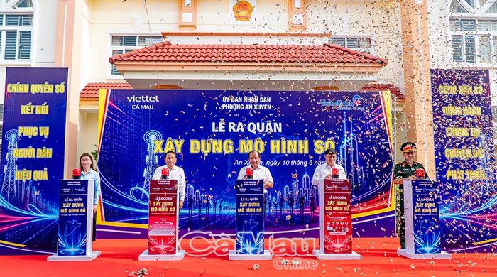 Phó Chủ tịch UBND tỉnh Nguyễn Minh Luân (giữa) và đại biểu thực hiện nghi thức nhấn nút phát động ra quân xây dựng mô hình số, tại phường An Xuyên.
