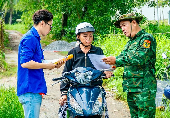 Người cao tuổi tại địa phương được hướng dẫn trực tiếp cách sử dụng các dịch vụ công trực tuyến và tiện ích số.