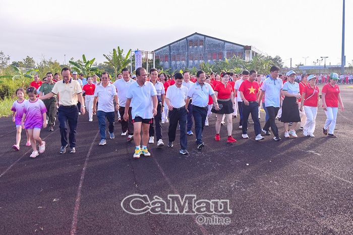Các đại biểu hòa vào không khí sôi nổi, hào hứng của hoạt động đi bộ đồng hành.