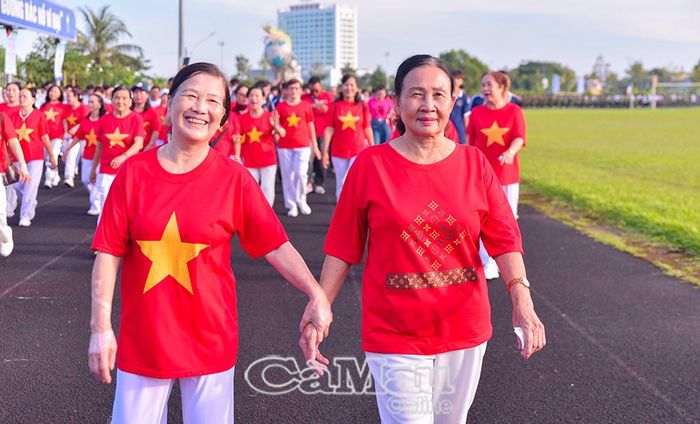 Người dân ở nhiều độ tuổi tích cực tham gia hoạt động đi bộ, nâng cao sức khoẻ.