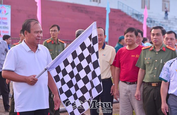 Đồng chí Nguyễn Minh Luân, Phó Chủ tịch UBND tỉnh Cà Mau, phất cờ khởi động hoạt động đi bộ đồng hành hưởng ứng phong trào.