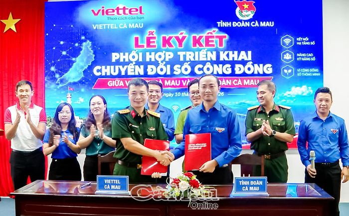 Đồng chí Phạm Tuấn Tài, Bí thư Tỉnh đoàn Cà Mau và Thượng tá Phạm Thanh Nam, Giám đốc Viettel Cà Mau, ký kết phối hợp triển khai chuyển đổi số cộng đồng.