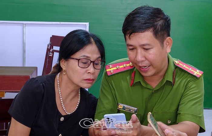 Lực lượng Công an hướng dẫn người dân sử dụng các tiện ích tích hợp trên ứng dụng VNeID.