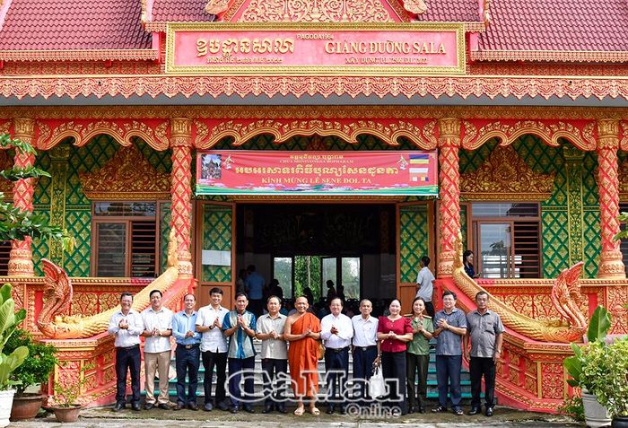  Đoàn công tác tỉnh Cà Mau chụp ảnh lưu niệm cùng chư tăng và Ban Quản trị chùa Monivongsa trước giảng đường trong chuyến thăm, chúc mừng Lễ Sene Dolta.