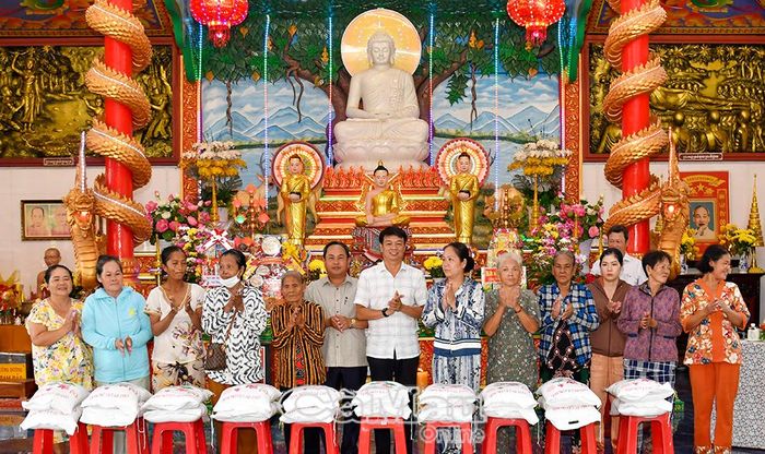 Đồng chí Nguyễn Nam Phong, Phó Trưởng ban Tuyên giáo Tỉnh uỷ (thứ 7 từ phải sang) và đồng chí Võ Văn Đa, Phó Bí thư Thường trực Đảng uỷ phường An Xuyên, trao quà đến đồng bào Khmer.