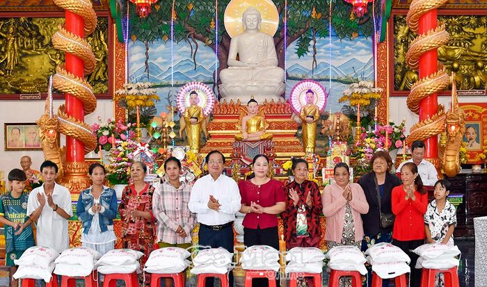  Đồng chí Lê Thanh Triều và bà Nguyễn Thu Tư trao quà hỗ trợ đồng bào Khmer có hoàn cảnh khó khăn.