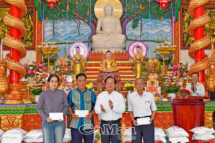  Đồng chí Lê Thanh Triều trao quà đến các gia đình chính sách là người Khmer nhân dịp Lễ Sene Dolta.