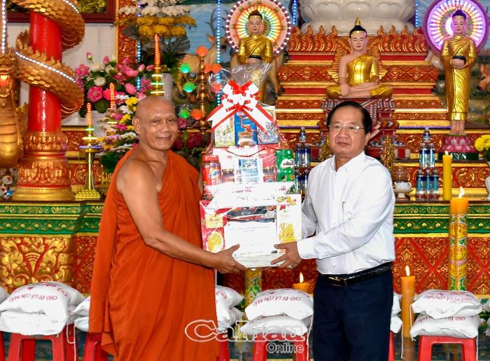  Đồng chí Lê Thanh Triều trao quà chúc mừng Lễ Sene Dolta của Tỉnh uỷ, HĐND, UBND và Uỷ ban MTTQ Việt Nam tỉnh Cà Mau đến Hoà thượng Thạch Hà, Trụ trì chùa Monivongsa.