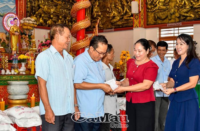  Bà Nguyễn Thu Tư, Giám đốc Sở Dân tộc và Tôn giáo, trao quà đến Ban Hoằng pháp chùa Monivongsa.