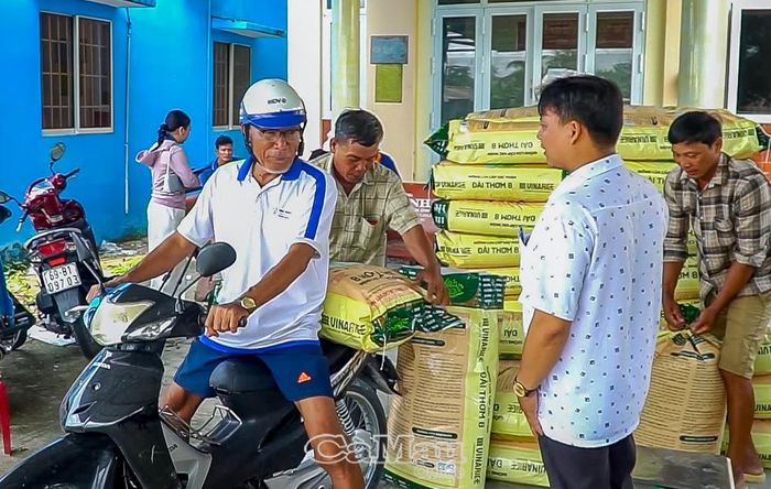  Người dân phường An Xuyên vui mừng chở lúa giống được hỗ trợ về nhà, chuẩn bị cho vụ đông xuân.