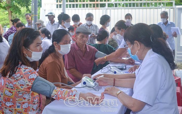Người dân được đo huyết áp, theo dõi các chỉ số sức khoẻ trong quá trình thăm khám.