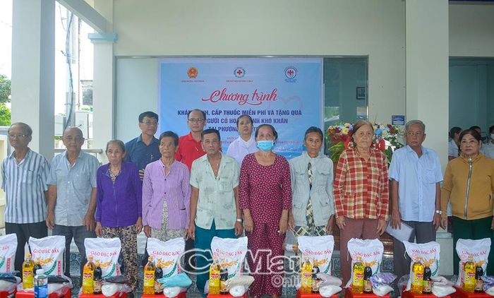 200 suất quà gồm gạo và các nhu yếu phẩm được trao tặng cho các hộ dân có hoàn cảnh khó khăn tại phường Hoà Thành, sáng 10/10.