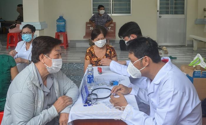  Các y, bác sĩ thuộc Đội Thầy thuốc tình nguyện khám bệnh cho người dân.