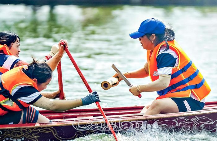 Một trong số ít mõ thuyền nữ năm nay.