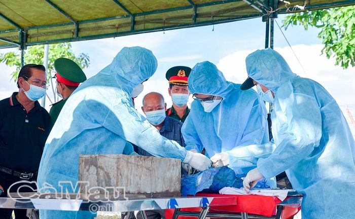 Bác sĩ pháp y cẩn trọng lấy mẫu xương, răng từ hài cốt liệt sĩ để phục vụ giám định ADN.          Ảnh: TRỊNH HẢI