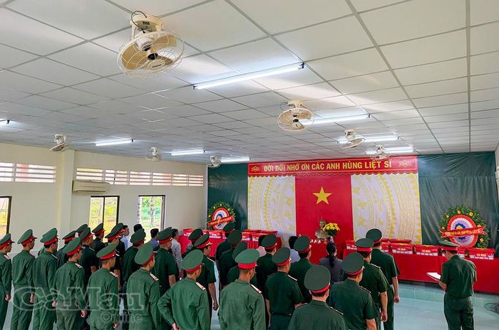 Không khí trang nghiêm thực hiện nghi thức tiễn đưa các mẫu sinh phẩm hài cốt liệt sĩ về Viện Pháp y Quân đội.    Ảnh: TRỊNH HẢI