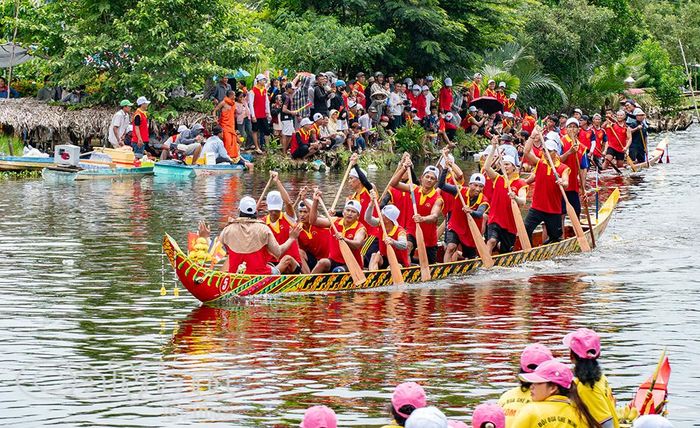 Các đội nỗ lực tranh tài trên đường đua.