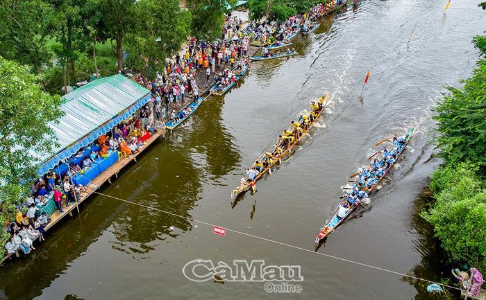 Các đội tranh tài trong sự cổ vũ nhiệt tình của người dân.