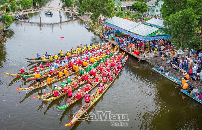 Các ghe đua tập trung trên sông trước lễ khai mạc.