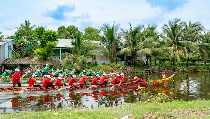 Các đội nữ thi đấu sôi nổi, không kém phần quyết liệt so với các đội nam.