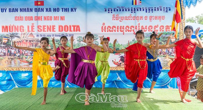 Các em nhỏ thuộc Đội văn nghệ thiếu nhi ấp Đường Đào biểu diễn điệu múa truyền thống của đồng bào Khmer.
