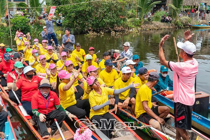Các đội đua giao lưu trước giờ tranh tài.