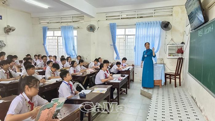 Giáo viên Trường THCS và THPT Nguyễn Thái Bình ứng dụng công nghệ số trong giảng dạy.