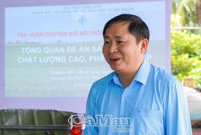 Phó Giáo sư, Tiến sĩ Trần Sỹ Nam, Đại học Cần Thơ, trình bày các nội dung tại lớp tập huấn.