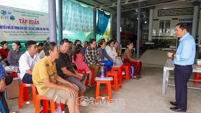 Học viên trao đổi, tương tác trực tiếp với giảng viên về các giải pháp ứng dụng công nghệ số trong sản xuất lúa.
