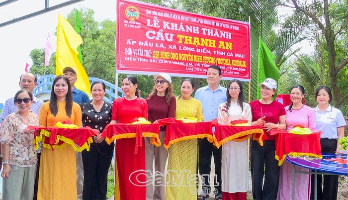 Bí thư Đảng uỷ xã Long Điền Nguyễn Nam Quân (thứ năm từ phải sang) cùng đại diện chính quyền địa phương và nhà tài trợ cắt băng khánh thành cầu Thạnh An.