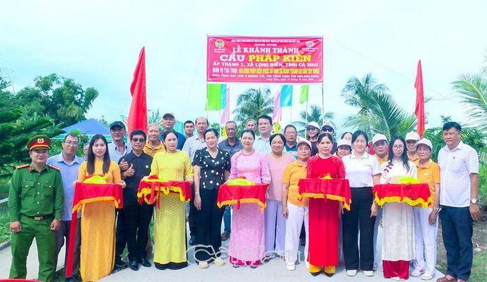Chính quyền địa phương, người dân và nhà tài trợ tham dự lễ khánh thành cầu Pháp Kiến.