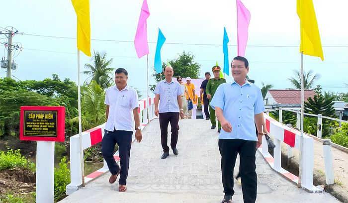 Cán bộ và người dân phấn khởi khi địa phương có thêm cầu giao thông mới.