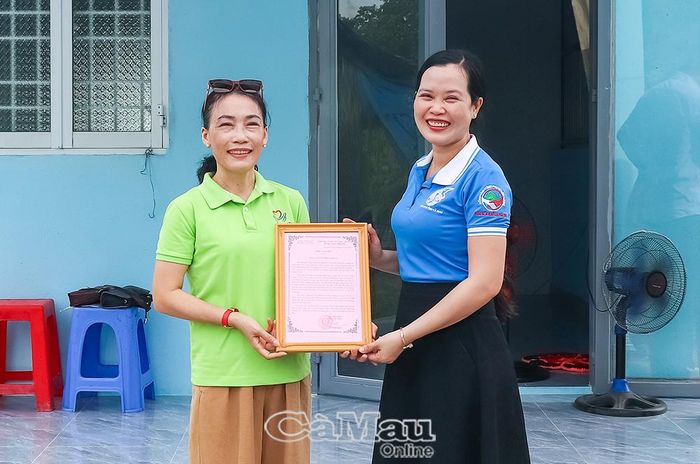 Chủ tịch Hội LHPN phường An Xuyên Phạm Thị Thu Hương (bên phải) trao thư cảm ơn đại diện Quỹ Từ thiện Làng Ta đã đồng hành cùng Hội trong công tác chăm lo cho phụ nữ có hoàn cảnh khó khăn.