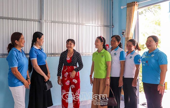 Chị Nguyễn Thị Cẩm Đang (thứ ba từ trái sang) xúc động cảm ơn Hội LHPN phường An Xuyên và đơn vị tài trợ đã hỗ trợ gia đình có căn nhà mới.