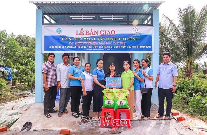 Hội LHPN phường An Xuyên tặng 20 kg gạo cho gia đình chị Nguyễn Thị Cẩm Đang nhân dịp bàn giao nhà mới.