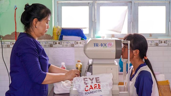 Bác sĩ khám sàng lọc các tật khúc xạ cho học sinh.