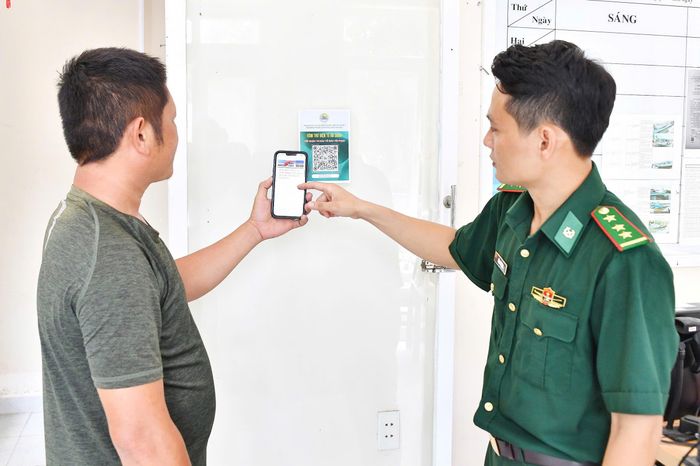 Bộ đội Biên phòng hướng dẫn ngư dân ứng dụng chuyển đổi số. Ảnh: Thu Hiền