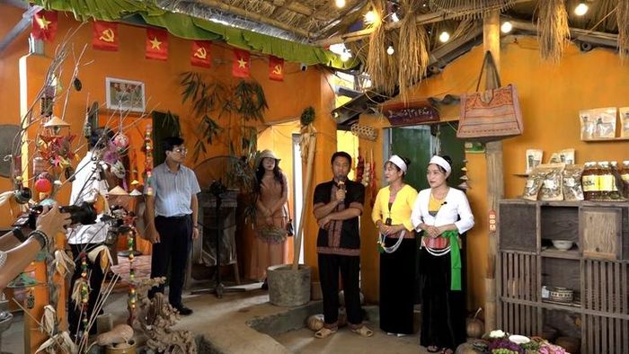 Gìn giữ và phát huy bản sắc văn hóa dân tộc, tạo động lực phát triển kinh tế và nâng cao đời sống đồng bào. Ảnh: Thu An - Nguyễn Quyền