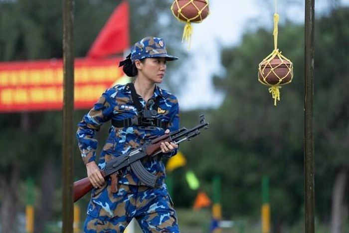 Văn Mai Hương khi ở trên thao trường thao trường làm nhiệm vụ. Ảnh chụp màn hình
