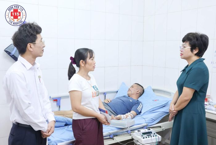 Đại diện bệnh viện tới thăm anh Q.. Ảnh: BVCC.