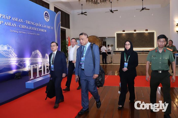 Các đại biểu quốc tế đến dự.