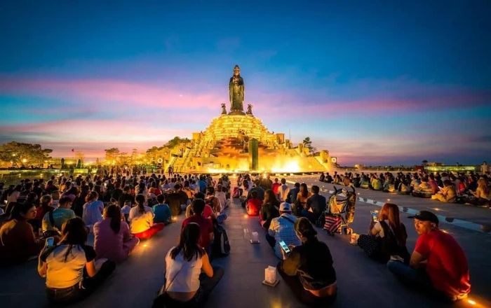  Người dân và du khách thực hiện nghi thức dâng đăng cầu an, tiếp nối nếp hành hương lâu đời của ngọn núi thiêng.