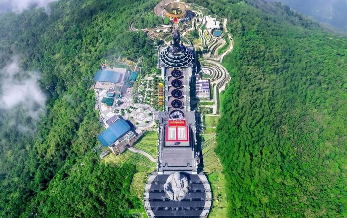  Quần thể công trình tâm linh hiện đại trên đỉnh núi, điểm dừng chân mới trong hành trình khám phá Bà Đen.