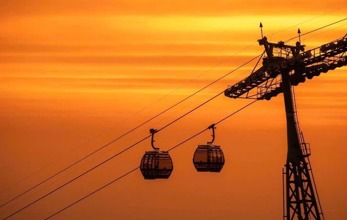 Hành trình cáp treo hiện đại đưa du khách lướt qua màn mây, ngắm nhìn toàn cảnh thiên nhiên Tây Ninh rộng lớn từ trên cao.