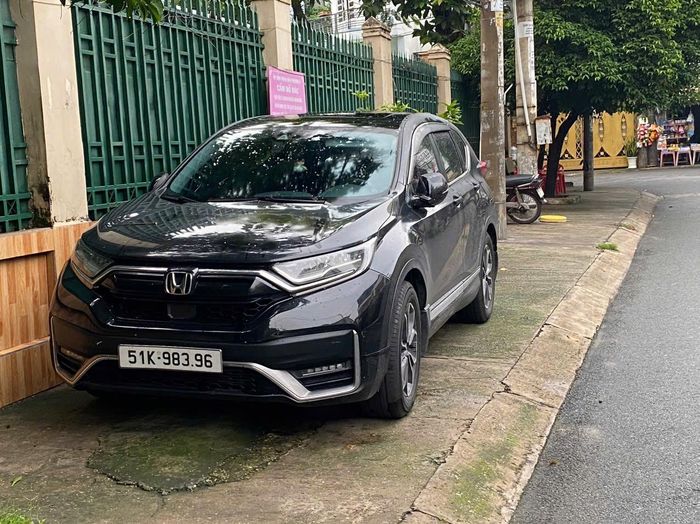 Những hình ảnh xe ô tô đậu tại khu vực cổng trường