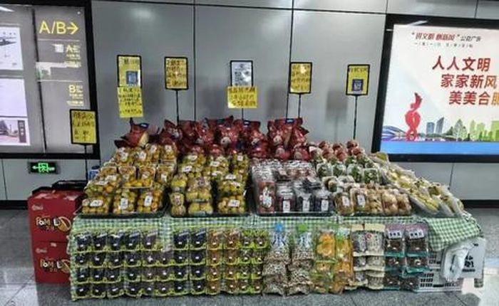 Quầy hàng tự phục vụ ở ga, thử thách lòng trung thực của người mua 