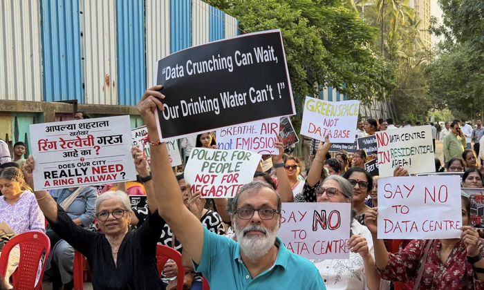 Người dân phản đối xây trung tâm dữ liệu ở ngoại ô Mumbai, Ấn Độ - Ảnh: Reuters