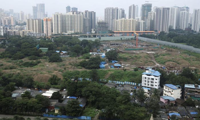 Khu dân cư bao quanh địa điểm xây trung tâm dữ liệu của Amazon ở Thane, Ấn Độ - Ảnh: Reuters