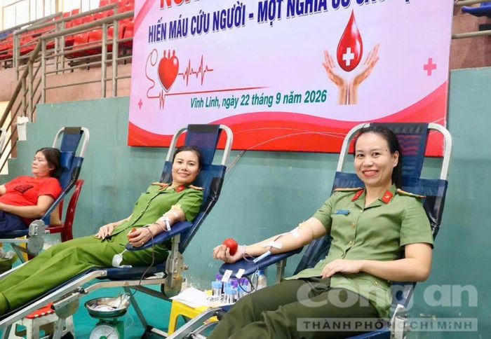 Cán bộ chiến sĩ Công an xã Vĩnh Thủy duy trì phong trào hiến máu tình nguyện.