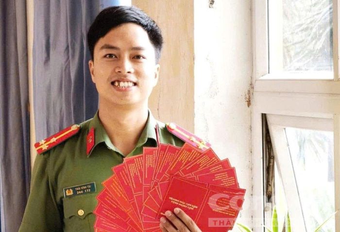 Thượng úy Thái Vĩnh Tài với thành tích 18 lần hiến máu tình nguyện trong 10 năm.